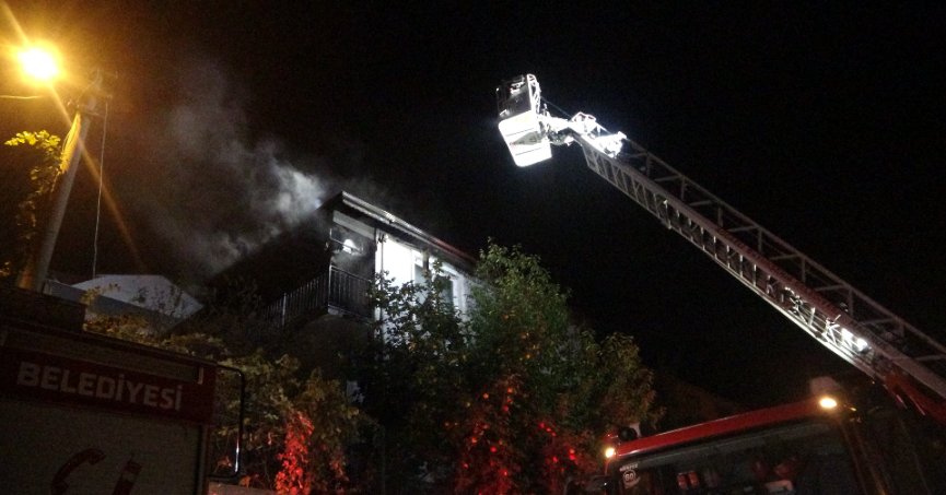 Balkonda çıkan yangın çatıya sıçradı