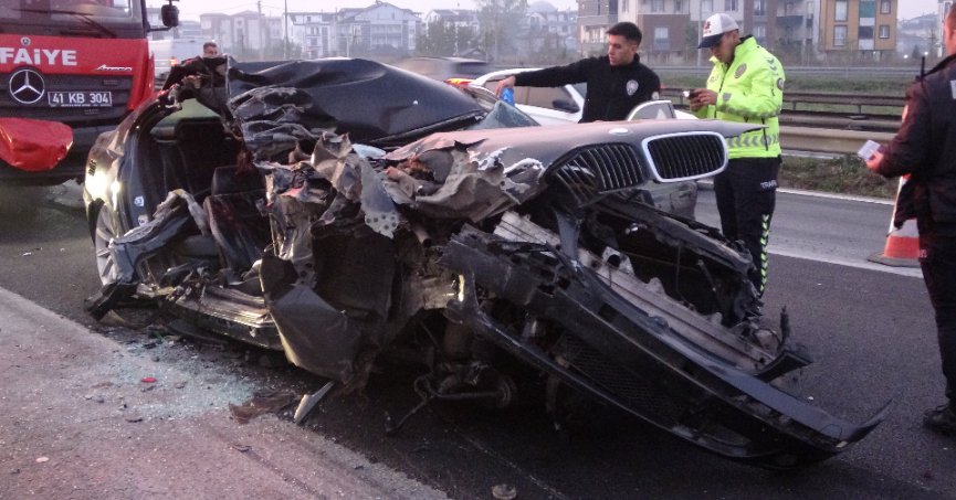Kağıt gibi ezilen araçta 1 ölü, 2 yaralı