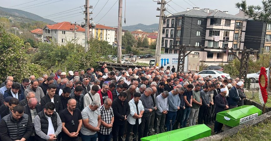 Emekli uzman çavuşun katlettiği eşi ve oğlu toprağa verildi