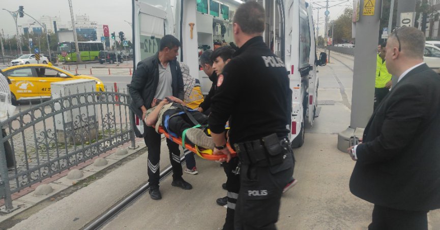Tramvayın çarptığı yaya yaralandı