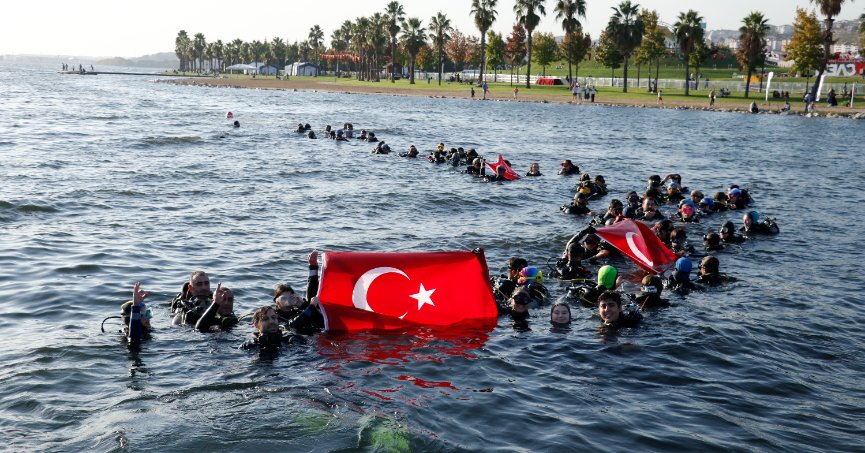 100 dalgıçtan Körfez’de ‘Cumhuriyet’ dalışı