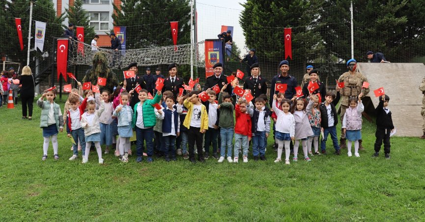 Jandarma, Cumhuriyetin 100. yılını çocuklarla kutladı