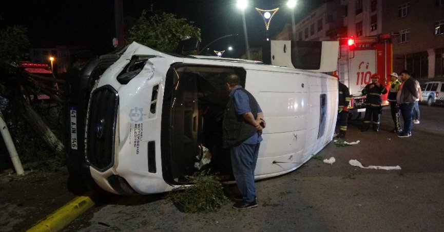 Ağaca çarpan minibüs devrildi: 3 yaralı