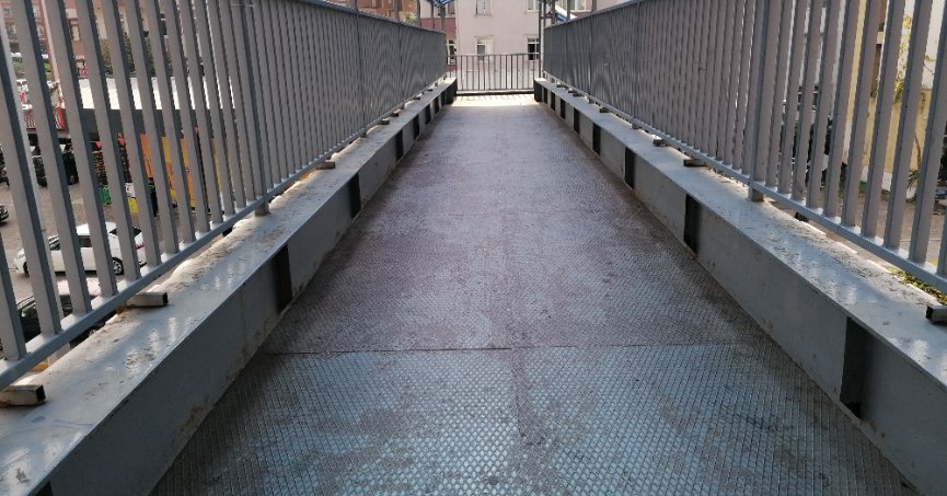 Üst geçit zeminine kaplama isteniyor