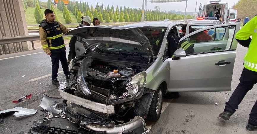 Bariyerlere çarpan araç hurdaya döndü