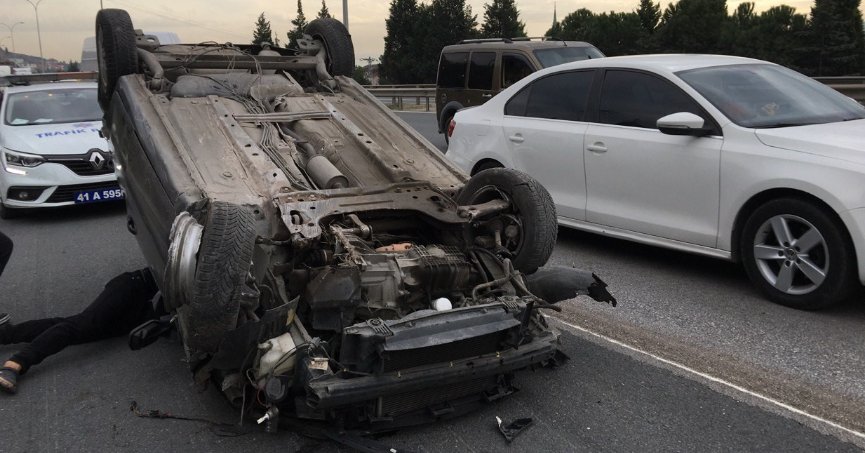 TEM’de otomobil takla attı: 3 yaralı