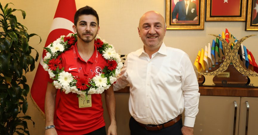 Eray Şamdan'dan anlamlı madalya