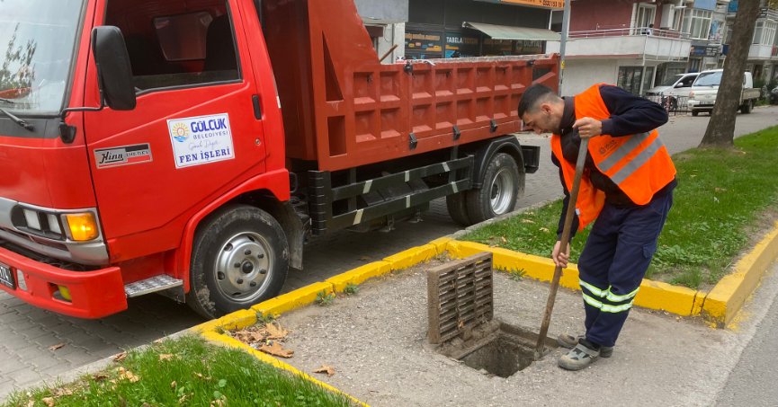 Atatürk Bulvarı’nda mazgallar temizlendi