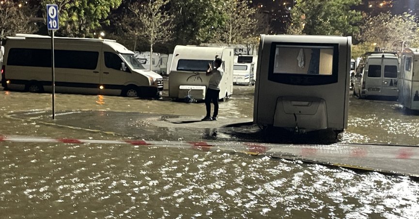 Denizin taşması sonucu sahil otoparkı su altında kaldı