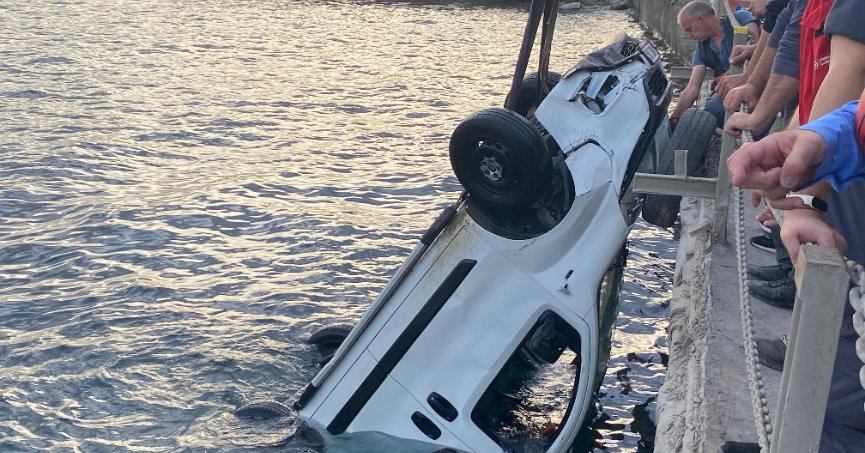 Hafif ticari araç denize uçtu