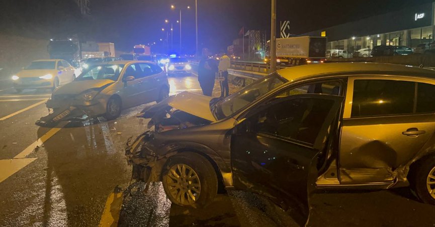 İki otomobil çarpıştı: 3 yaralı