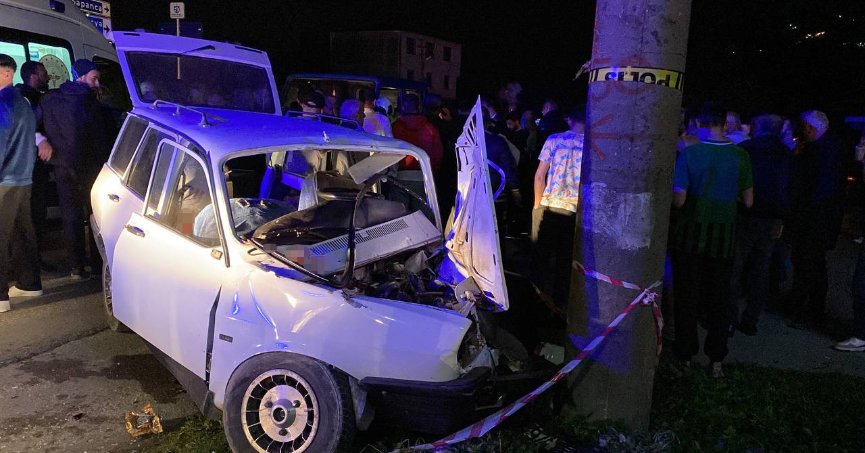 Otomobil elektrik direğine çarptı: 4 yaralı