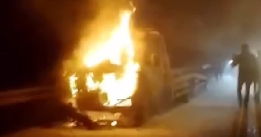 Seyir halindeki araç alev alev yandı