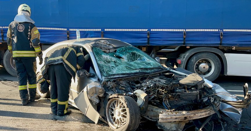 Otomobil tıra çarptı: 3 yaralı