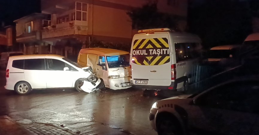 İki araç çarpıştı: 3 yaralı