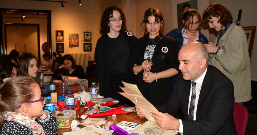 10 Kasım’a özel canlı resim performansı 