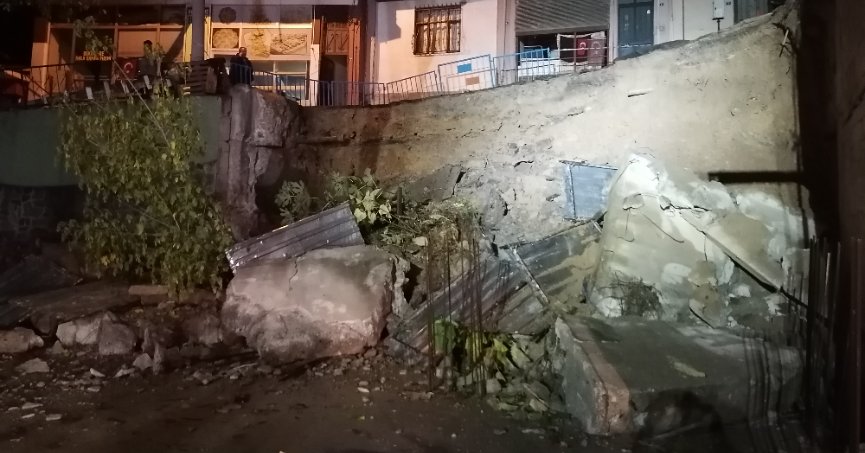 Yoldaki çökme nedeniyle 3 bina tedbiren boşaltıldı