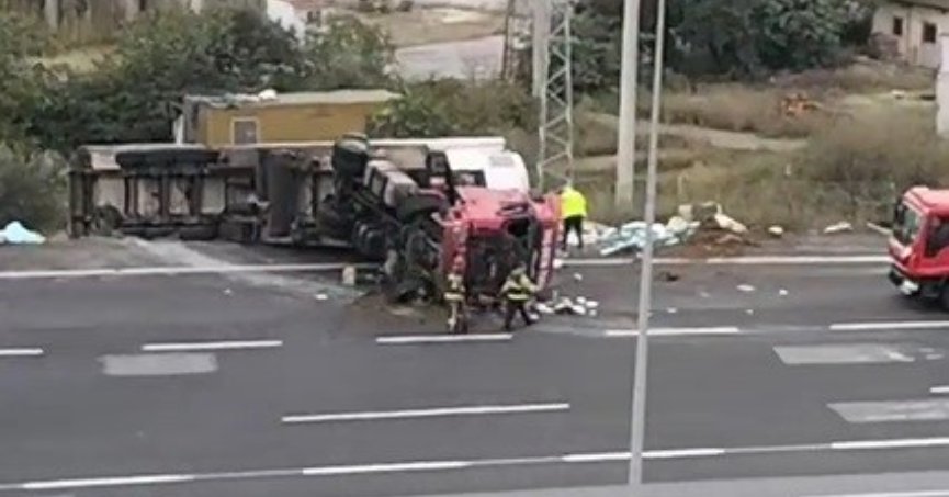 Osmangazi Köprüsü girişinde tır devrildi