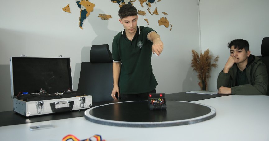 Tasarladıkları robotla şampiyon oldular