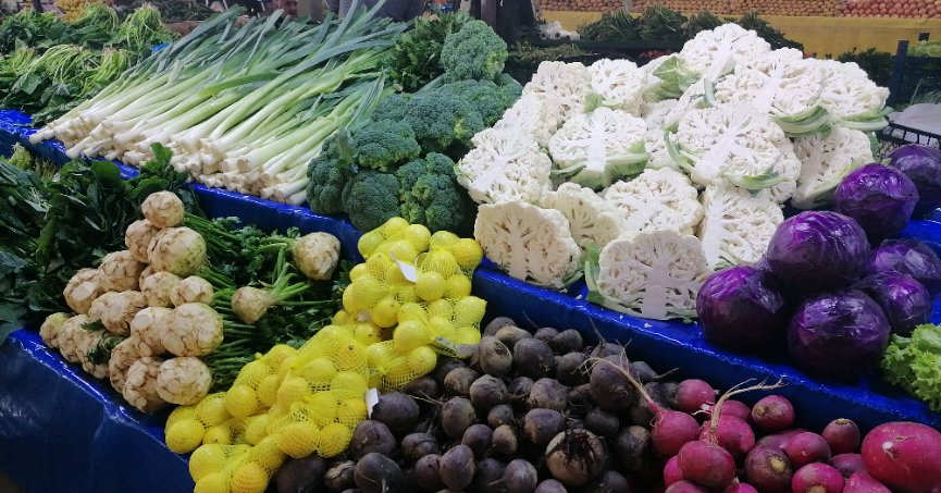 Semt pazarında kış sebzeleri ilgi görüyor