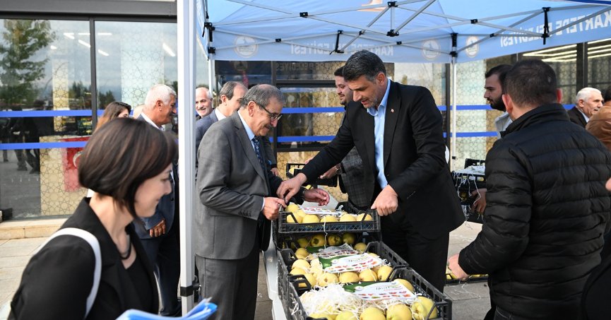 Kocaman, meclis üyelerine ayva dağıttı