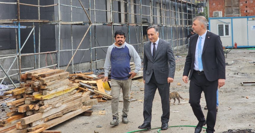 Sezer, okullardaki çalışmaları inceledi