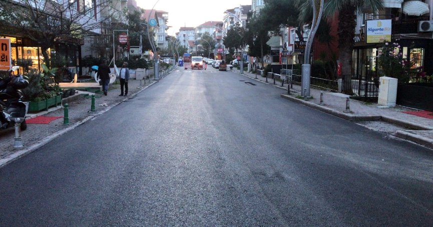 Cumhuriyet Caddesi’nde yeni asfalt serildi