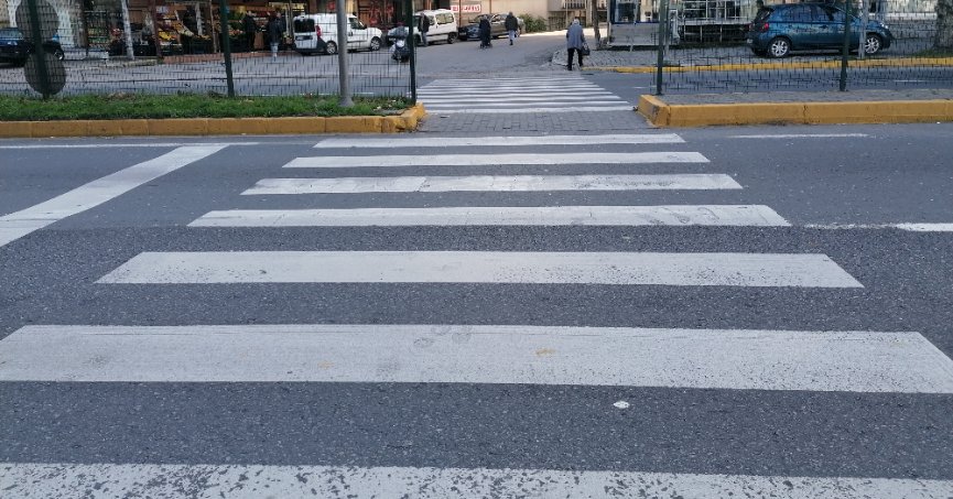 Yaya geçidinin yeri değiştirilmeli