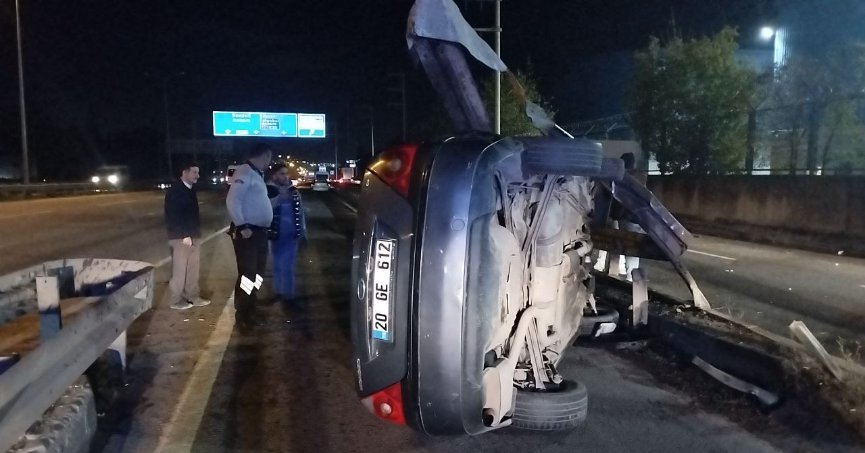 Otomobil bariyere çarptı: 2 yaralı