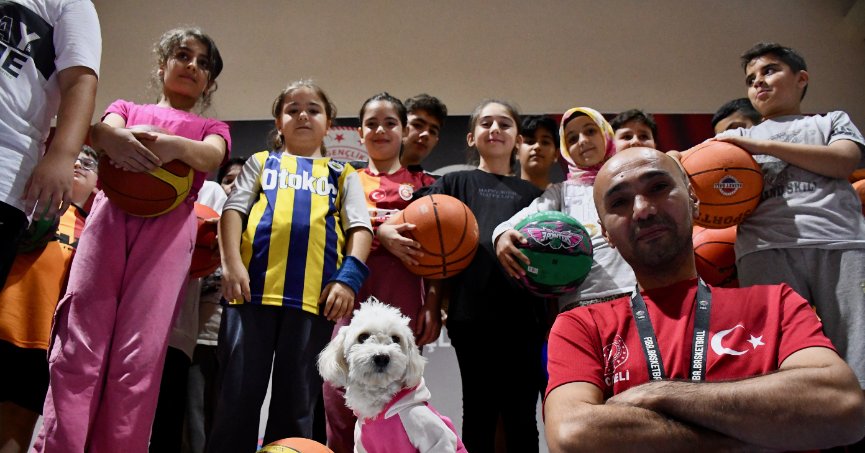 Mila, gençlik merkezinin neşe kaynağı oluyor