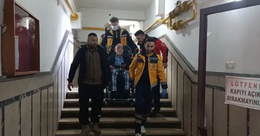 Yaşlı vatandaş yangından taşınarak çıkartıldı