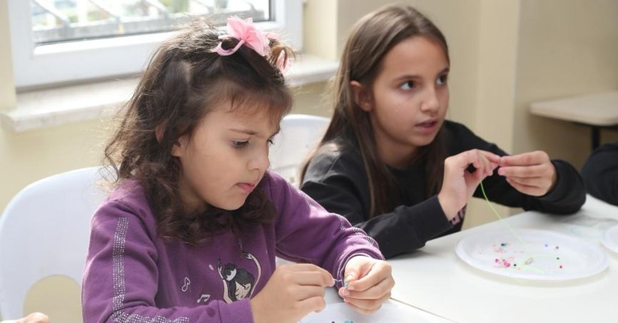 Çocuklar takılarını kendileri yaptı