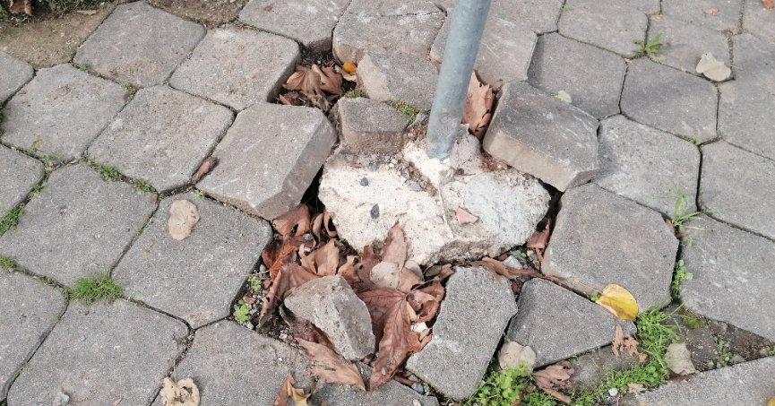 Tabela direği yere sabitlenmeli