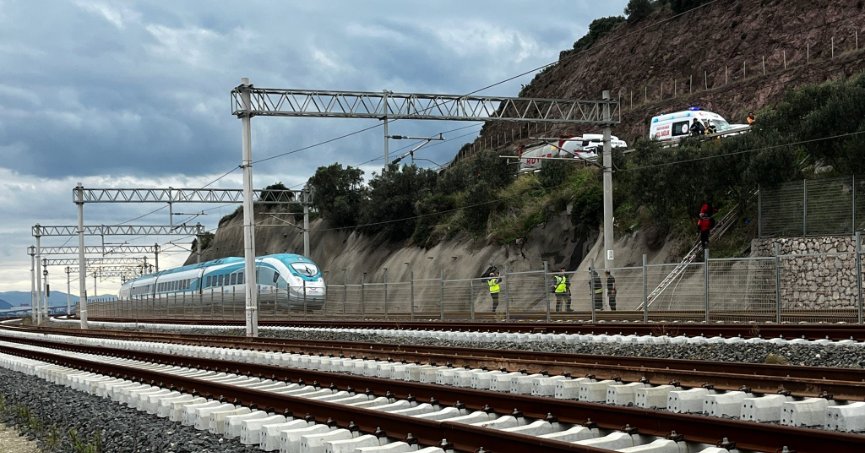 Raylarda yürüyen kişiye YHT çarptı