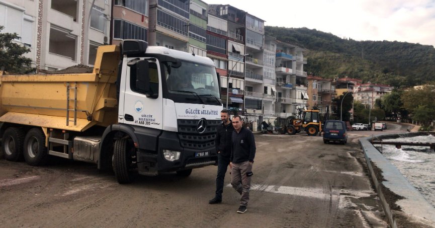 Halıdere’de sahil şeridi temizlendi