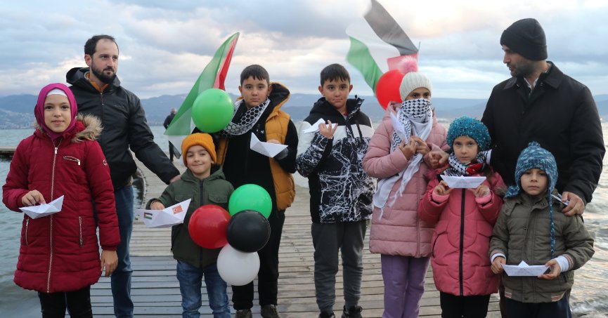 Çocuklar, Gazze’deki akranları için denize kağıttan gemi bıraktı