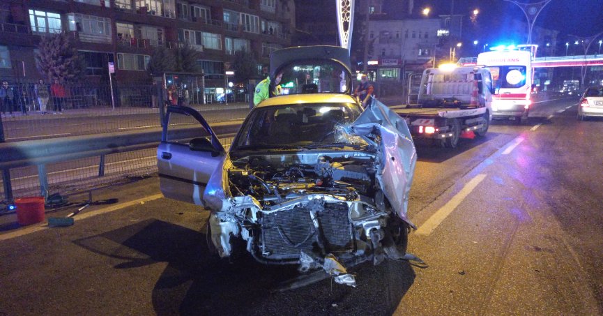 Tır ile otomobil çarpıştı: 2 yaralı