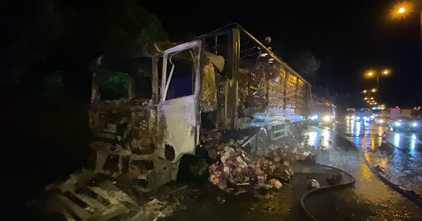 Tekstil malzemesi yüklü tır alev alev yandı