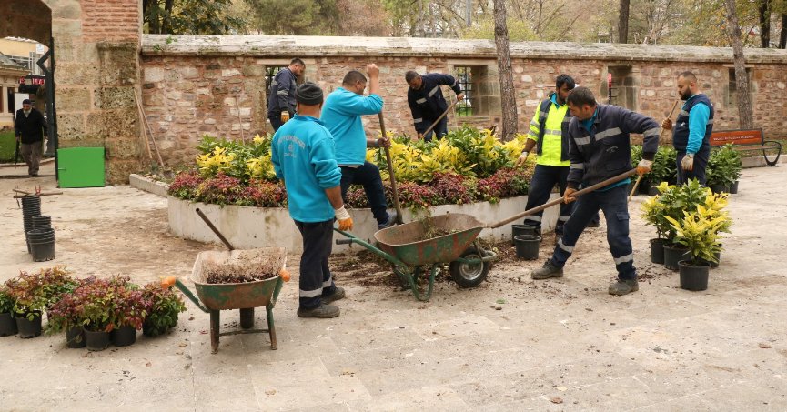 Yeni Cuma Camii avlusu yenilendi