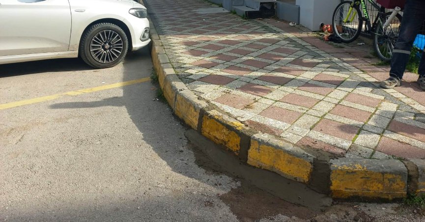 Bozulan kaldırım düzeltildi