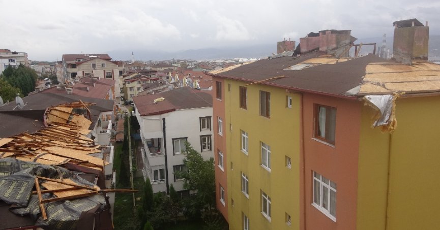 Rüzgara dayanamadı, karşı binanın çatısına uçtu