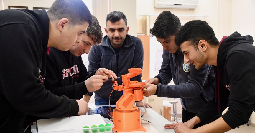 Öğrenciler, geleceğin yazılım mühendisleri olmayı hedefliyor