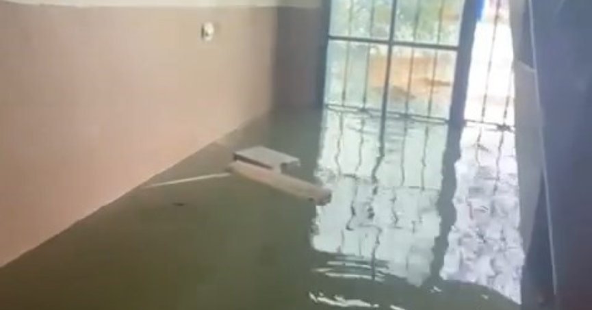 Binanın girişi göle döndü