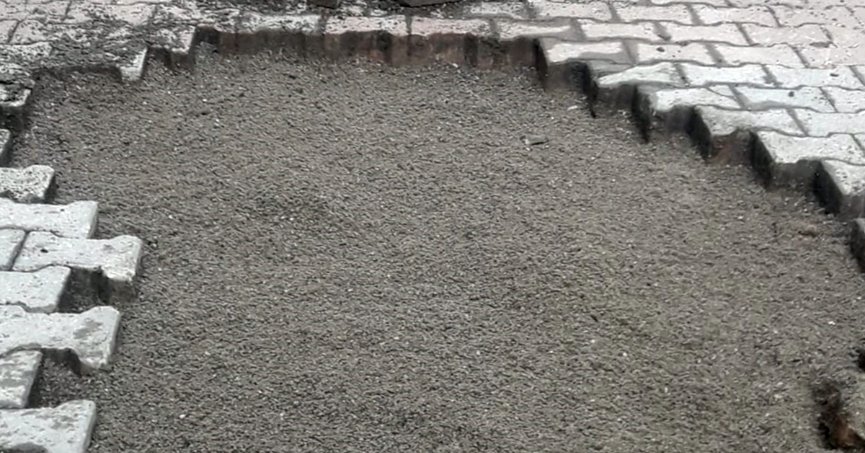 Parke taşlarda bakım sürüyor