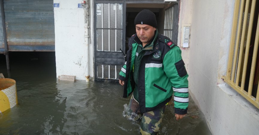 Gölcük’te fırtına hayatı felç etti