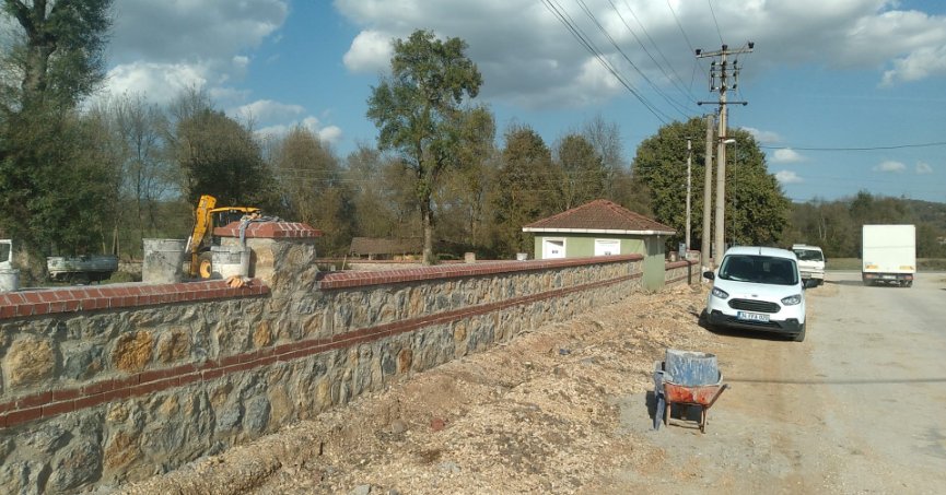 Mezarlıklarda bakım çalışmaları yapılıyor