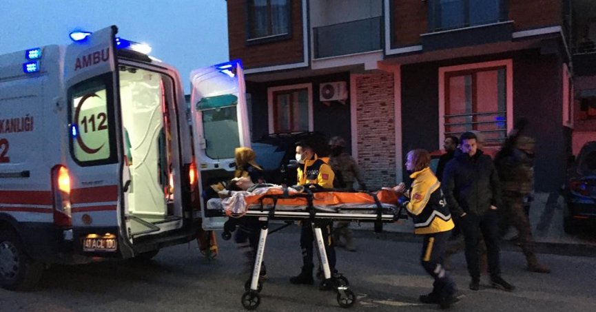 Odaya kilitleyip dövdüğü babasını rehin aldı