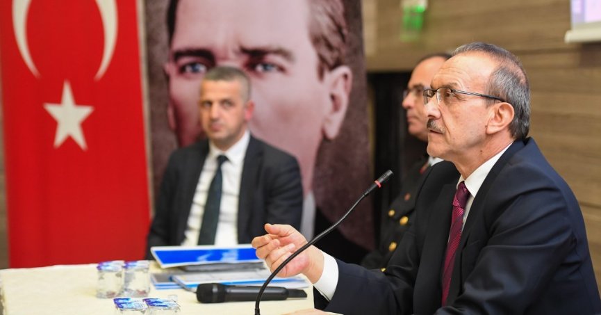 Vali Yavuz, muhtarlarla toplantıda bir araya geldi