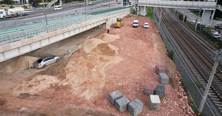 Tramvay hattı durağına 78 araçlık otopark