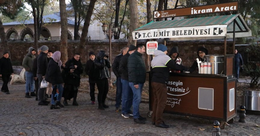 Sıcak çorba hizmeti vatandaşın içini ısıtıyor